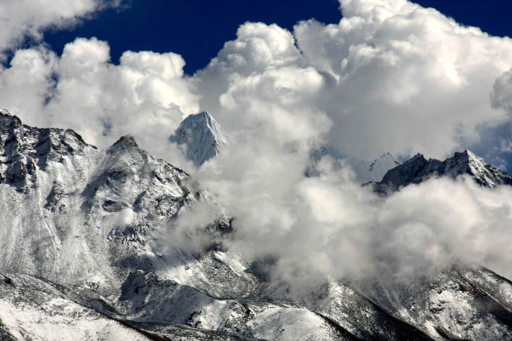 North India Tour showcasing breathtaking Himalayan mountain landscapes with snow-capped peaks.
